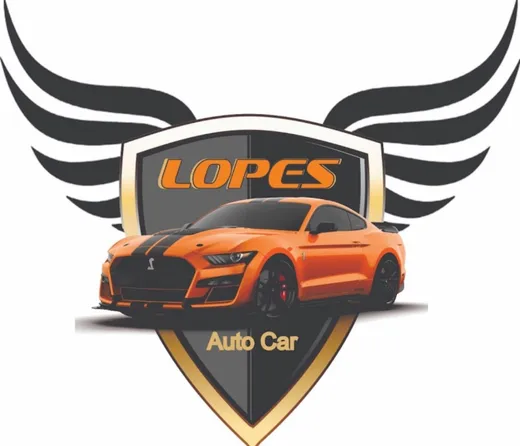 Logo da Lopes Auto Car: escudo com um Mustang laranja e asas